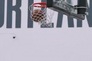 杨瀚森此前在球队训练中就展示丝滑转身过人上篮，今天又用上了！