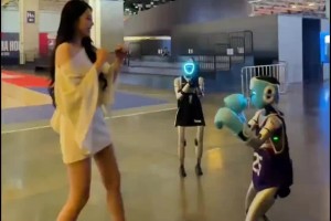 这腿是真长啊！女主播小太阳在中国赛场馆内和机器人打拳击~