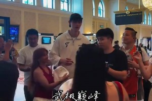 人气爆棚！曾凡博耐心为球迷签名合影