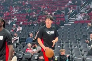 杨瀚森与场边两位小球迷互动，小球迷得到回应后相当激动！