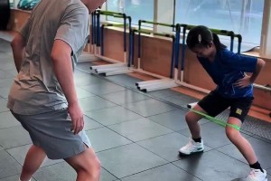 有天赋！刘维伟前妻晒女儿体能训练 教练直言“这哪是第一次上”