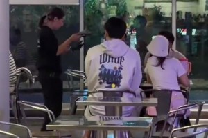 放松一下！昨日赛后，有球迷拍到杨瀚森与女友外出吃烧烤！