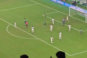 小编有点宕机啊！苏超现场无锡球迷小姐姐一句话三反转😵