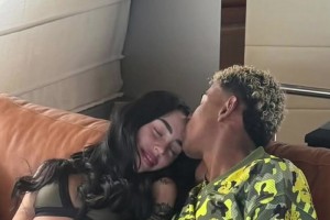 满满的幸福感！亚马尔女友秀两人亲密照😏