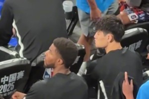 到了第四节还没上场！现场观众不干了，大喊：换曾凡博！