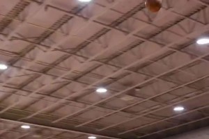 很好的战术！杜兰特被包夹后分球，海王弧顶策应，小贾底角三分！