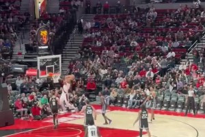 这个视角看超级帅🤩杨瀚森以球领人，见缝插针妙传助飞夏普！！