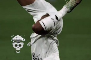 看着都痛！姆巴佩连过数人后被范迪克一肘放倒😱