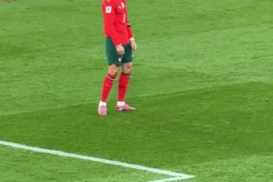 C罗情绪低落自言自语，B费看见后赶紧上前击掌鼓劲