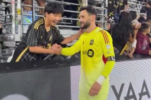 人气不俗！洛里与洛杉矶的球迷们合影！