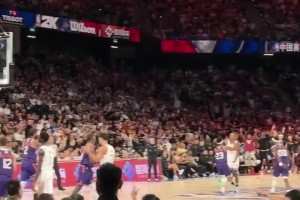 你们故意的吧🤣太阳进压哨3分 全队统一花里胡哨手势庆祝