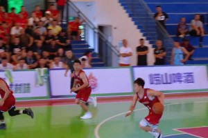 福建晋江23号最强防守，一防三，防住了曹芳还转身盖了个大帽！