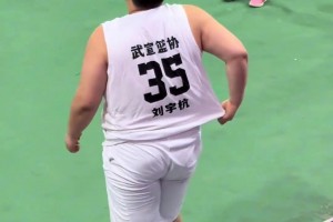 没见过这么厚的超级厚卫，比三个人加起来都宽宽宽...