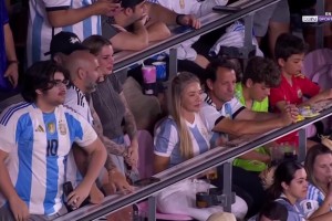 阿根廷友谊赛上惊现身材丰满的女球迷，这身材打几分🥰