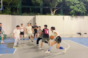 这是真粉！杰伦-格林狂热粉千里飞赴见偶像 收藏各种签名卡