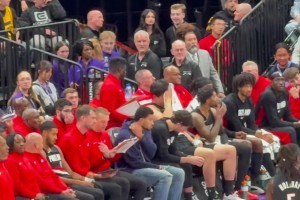 今天六犯离场有点委屈啊！杨瀚森在替补席上直接爆哭了😭😭