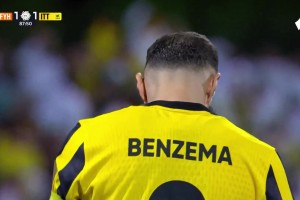 背锅！本泽马88分钟点球被扑错失绝杀机会！