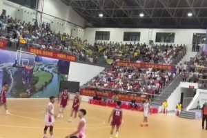 被他装到了！这哥们投的超远压哨三分，确实潇洒啊😂