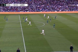 太降维打击了啊！孙兴慜1v2盘带戏耍对手爆射破门，10场9球