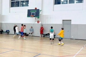 如此苏超怎能不爱！无锡队球员一路猛抢，最后被爆头赢得球权👍