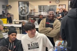 完全融入啦~杨瀚森参加开拓者社区活动，笑得很开心啊😄