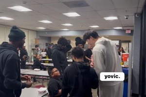 很腼腆呀！杨瀚森跟随老大哥利拉德一起参加社区活动