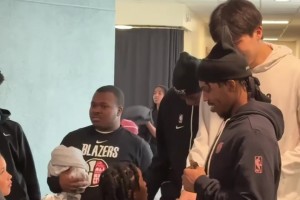 很受喜爱啊🥰杨瀚森参与开拓者社区活动，与小球迷握手互动~