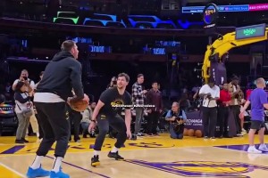 老小孩😀弗格森爵士和达格利什爵士在分享零食