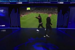 风水轮流转😂！内维尔在卡拉格面前疯狂庆祝，十分得瑟