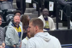 在球迷一片“MVP”的呼喊声中，约基奇给大家表演了一记勉扣🤣