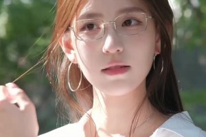 换赛道了？鸡腿诺的校园风穿搭 确实是美啊~