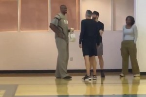 天赋最炸裂的男人！伊巴卡现身雷霆训练场，与工作人员热聊