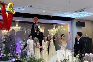 过分了，伴郎不但抢捧花，还要下快攻😅