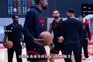 库里在沉球时有时右手搓球调整，调整为投篮持球手型