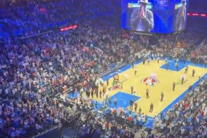 身穿火箭球衣的首秀！在杜兰特身上看着真舒服啊！