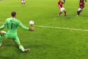 😱麒麟臂vs金刚腿！C罗近距离暴力射门，诺伊尔竟能单掌挡出！