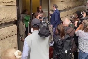 两回事？比卢普斯周四下午离开联邦法院 因洗钱和电信欺诈指控出庭受审