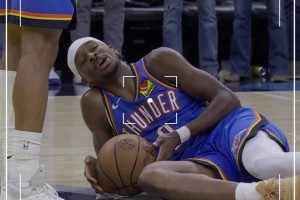 26罚狂砍55分的亚历山大 在打2加时瘫坐地上表情麻累了😅