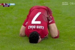 离大谱了😬萨拉赫曾传球迪亚斯错失超级大单刀，詹俊都无语了