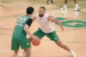 俄勒冈大学队内训练！林葳运球一步晃开到访的学长狄龙布鲁克斯！