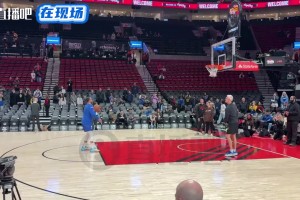 金州拉文！😂库里赛前热身秀了一记扣篮，引得现场球迷欢呼