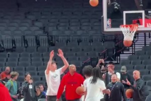 篮下终结得把握住呀！杨瀚森赛前热身练习勾手！