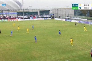 😱离大谱！中冠青海门将这次出击，险些留了个空门给对手！