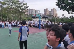 挖槽💥中学班赛惊现后场超超超远三分绝杀！！这能吹一辈子！