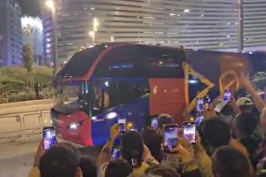 巴萨大巴离开伯纳乌球场时，皇马球迷比中指+唱歌嘲讽😂