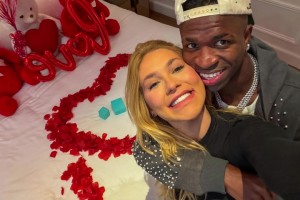 赢球心情好！维尼修斯和女友享受激情之夜👀