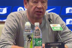 申花旧将温家宝、毕津浩赛后向申花球迷谢场