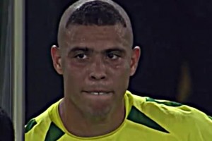 天将降大任于斯人！02世界杯夺冠时刻，场边的大罗百感交集