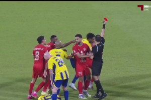 都不冷静！维拉蒂冲突踢倒对手染红！皮亚特克报复对手进球取消！