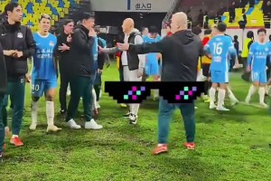 不应该啊！赛后蓉城球迷怒骂河南队球员泄愤